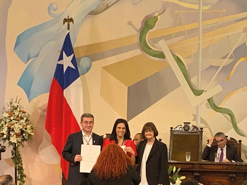 Los profesores Ricardo Gamboa y Dorotea López reciben distinción de manos de la Rectora Rosa Devés.