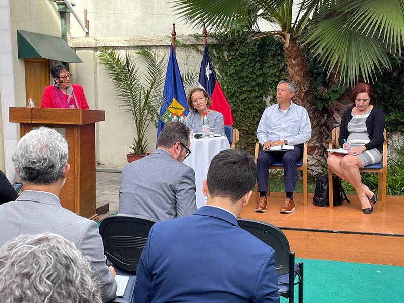 La Excma. Embajadora de Chile en Colombia, María Inés Ruz, moderó el debate y comentarios sobre los avances en la paz total y los actuales desafíos de este proceso.