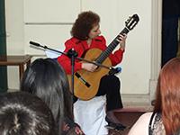 La profesora de la Universidad de Chile, Ximena Matamoros, concertista en guitarra y compositora nacional.