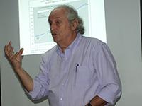 El académico de la Facultad de Economía y Negocios, Jorge Katz, dictó la conferencia "El Desarrollo Económico Latinoamericano: Marco Teórico y Fases Evolutivas".