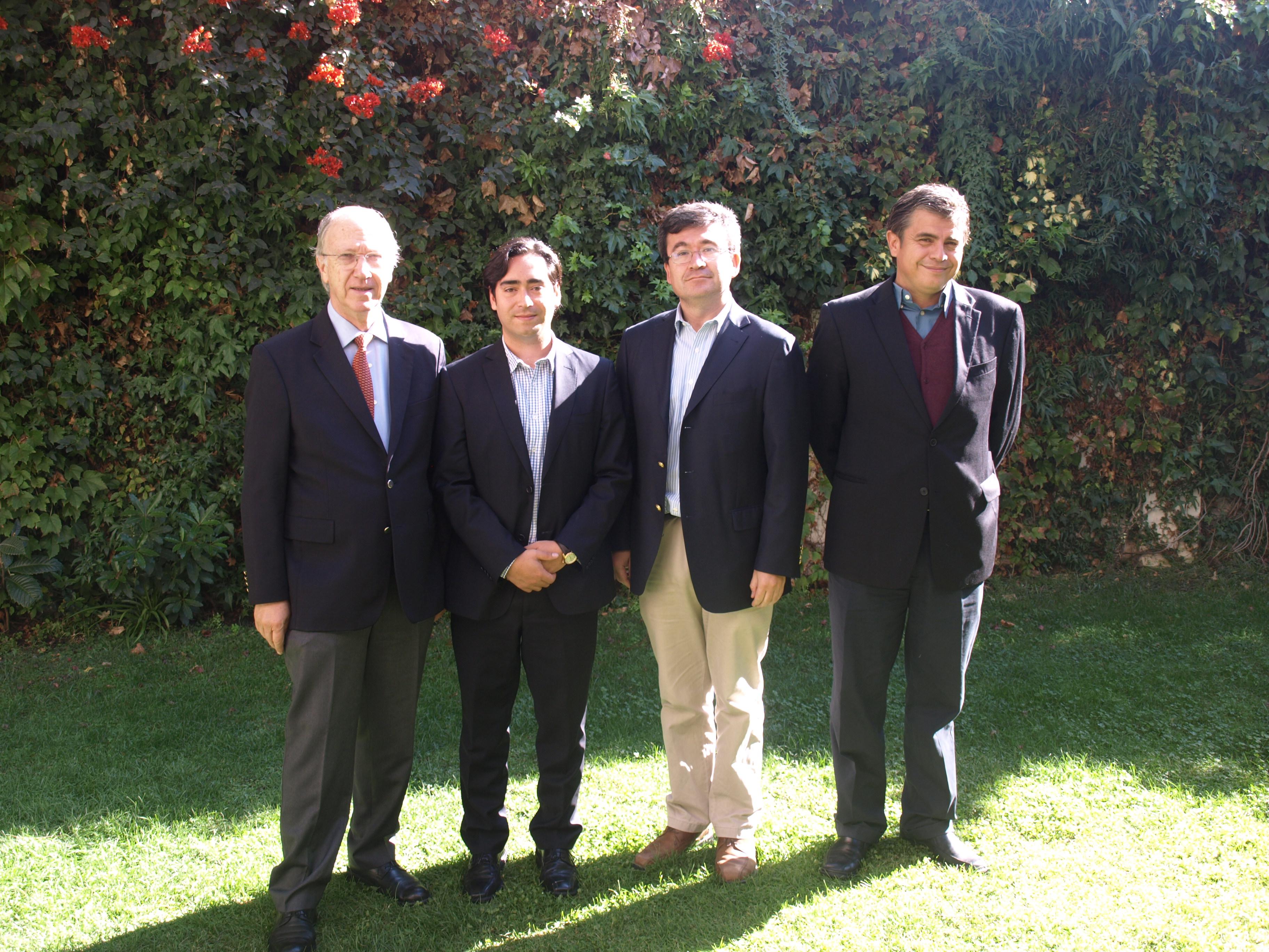 Juan Carlos Aguirre junto a su comisión evaluadora, integrada por los profesores Carlos Huneeus, Ricardo Gamboa y Miguel Ángel López.