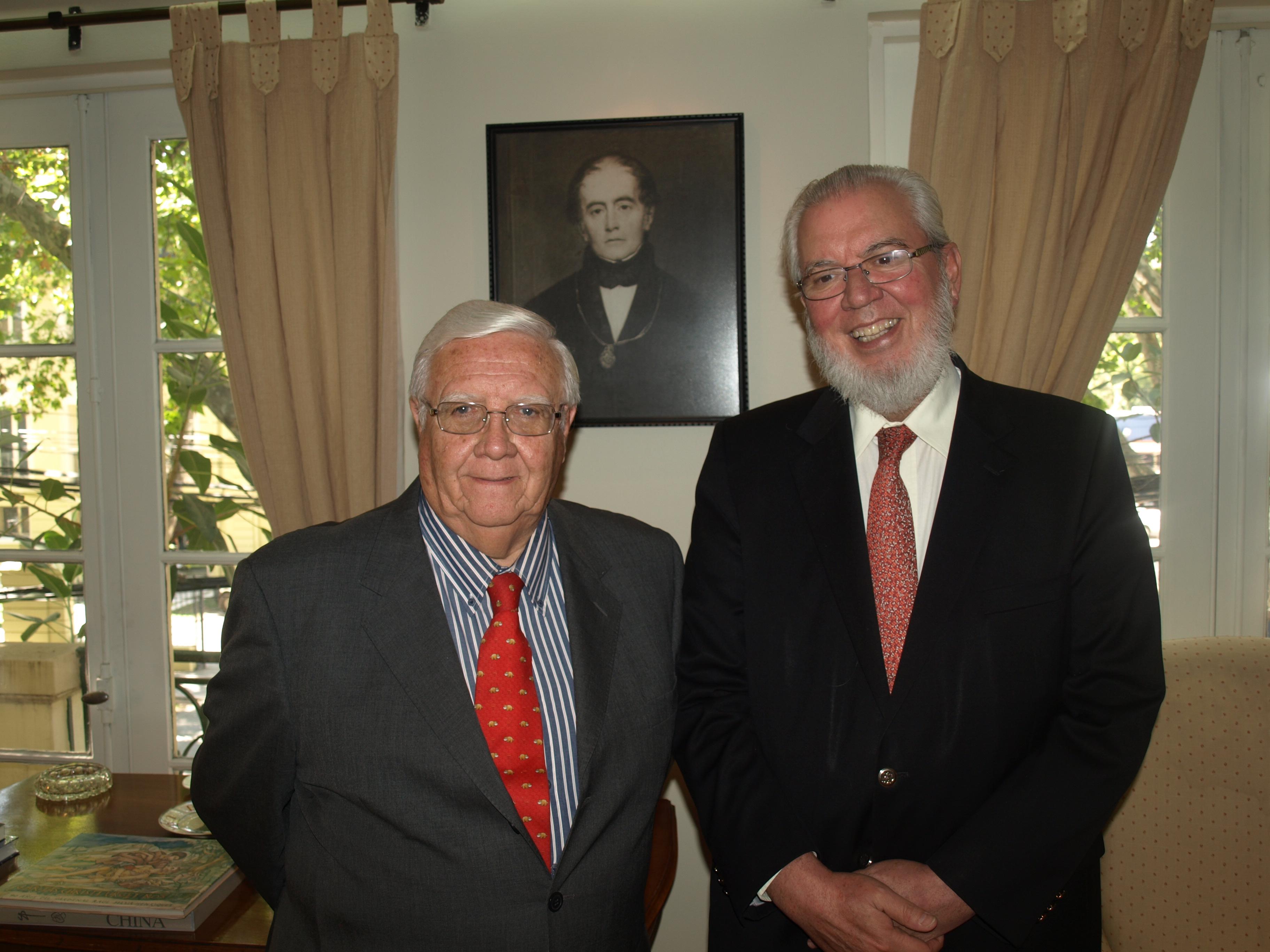 Prof. Walter Sánchez, Director IEI junto al Director de la Academia Diplomática de Chile,  Embajador Juan Somavía.