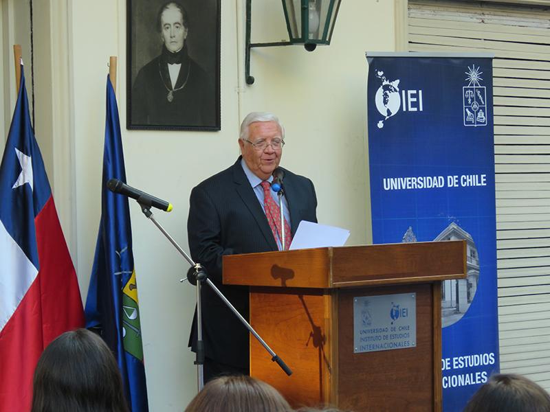 Prof. Walter Sánchez, Director del IEI, dirige unas palabras a los egresados de la Promoción 2014-2015.