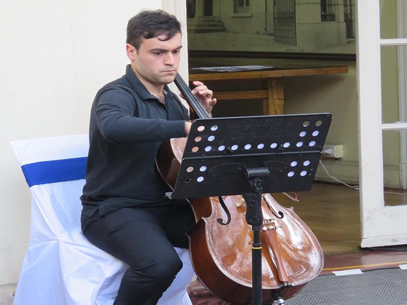 Gabriel Peña, alumno del MEI Generación 2015-2016 realiza simbólica presentación musical para los homenajeados.