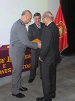 El Coronel Quinteros y el profesor Morandé hacen entrega de uno de los ejemplares al Embajador de Brasil, Georges Lamazière.