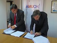 El presidente de AMUCH, Mario Olavarría, y el Director del IEI, José Morandé, firman el acuerdo de cooperación entre ambas instituciones.