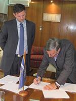 José Morandé y Gordon Hanson firman el convenio en representación de ambas instituciones. José Morandé y Gordon Hanson firman el convenio en representación de ambas instituciones.