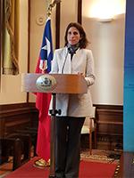 Profesora Dorotea López entrega resultados del estudio en dependencias de ProChile. Profesora Dorotea López entrega resultados del estudio en dependencias de ProChile.