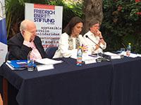 Abraham Lowenthal, Dorotea López Giral, Directora del IEI, y Roberto Russell. Abraham Lowenthal, Dorotea López Giral, Directora del IEI, y Roberto Russell.