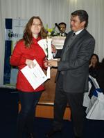 El Director de la Escuela de Postgrado del IEI, profesor Miguel Angel López entrega la Beca OMC a Oxana Gritsko.