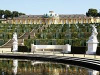 Palacio de Sanssouci, una de las residencias reales más famosas del mundo, construida sobre una colina a las afueras de Potsdam, cerca de Berlín. 