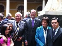 El Director Adjunto del IEI recibe las congratulaciones de parte de su familia y del Rector Víctor Pérez.