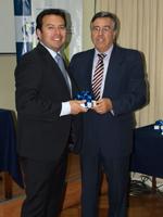 Fernando Baeza recibe recuerdo de manos del Director del IEI, profesor José Morandé.