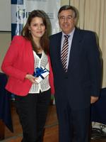Paula Bravo es felicitada por el Director del Instituto, profesor José Morandé.