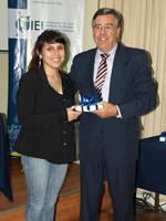 Camila Gutiérrez recibe recuerdo de manos del Director del IEI, profesor José Morandé.