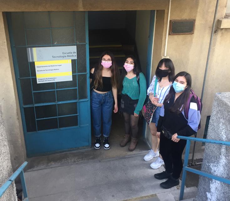 Saray López, Javiera Améstica, Matilda Aguayo y Siboney Cataldo, mechonas 2021 de la Escuela de Tecnología Médica, visitando su "casa". 